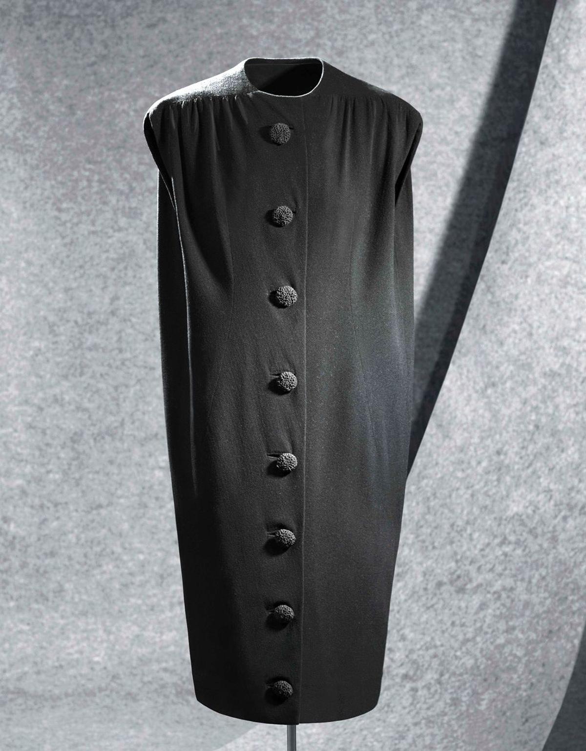 Con la línea de vestidos saco Balenciaga se desmarcó de la figura entallada que propugnaba Dior y su New Look.