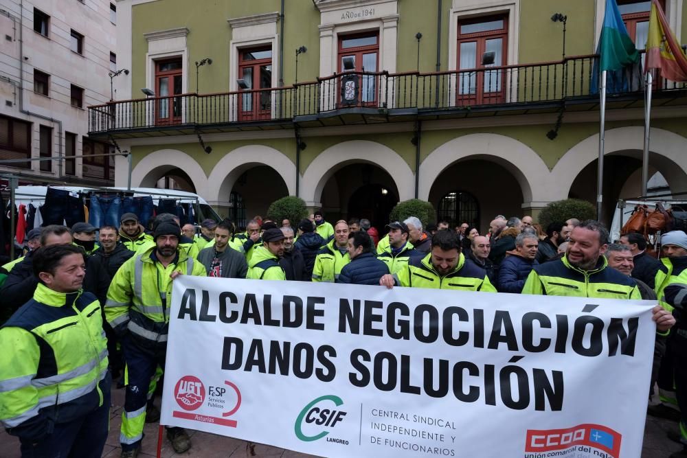 Protesta de trabajadores del Ayuntamiento de Langreo