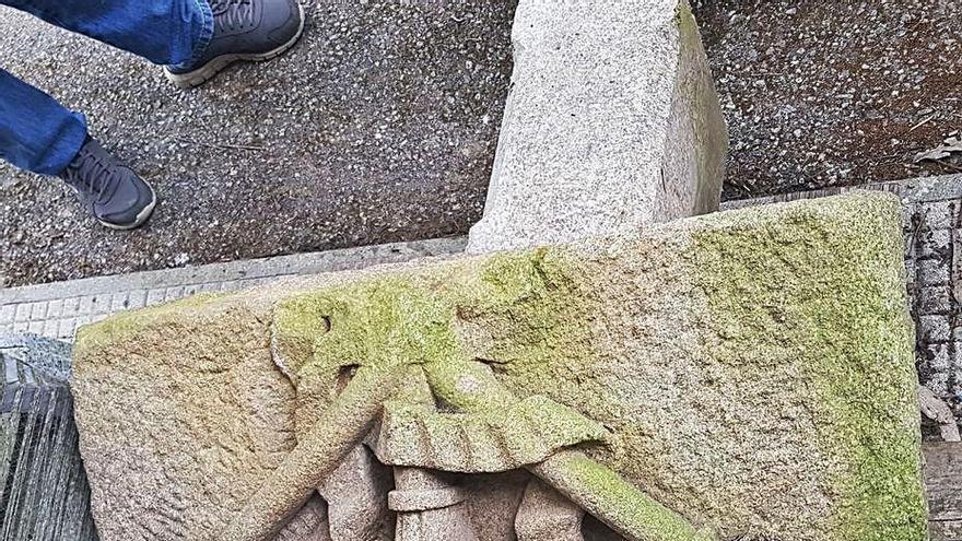 El escudo, guardado en el local comunal, perdió su parte superior y representa una cesta con una espiga, patatas y uvas.