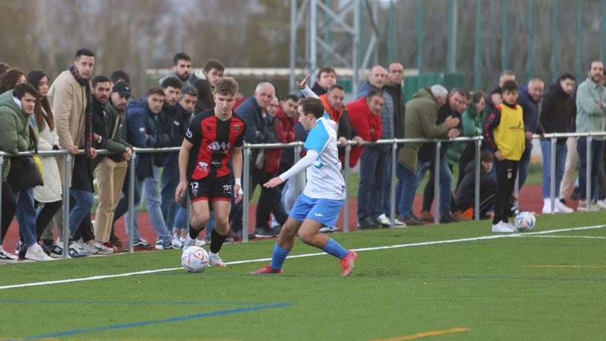 Una jugada del partido entre el Lalín y el Ribeira que dejó una tangana final en las gradas. |  // BERNABÉ