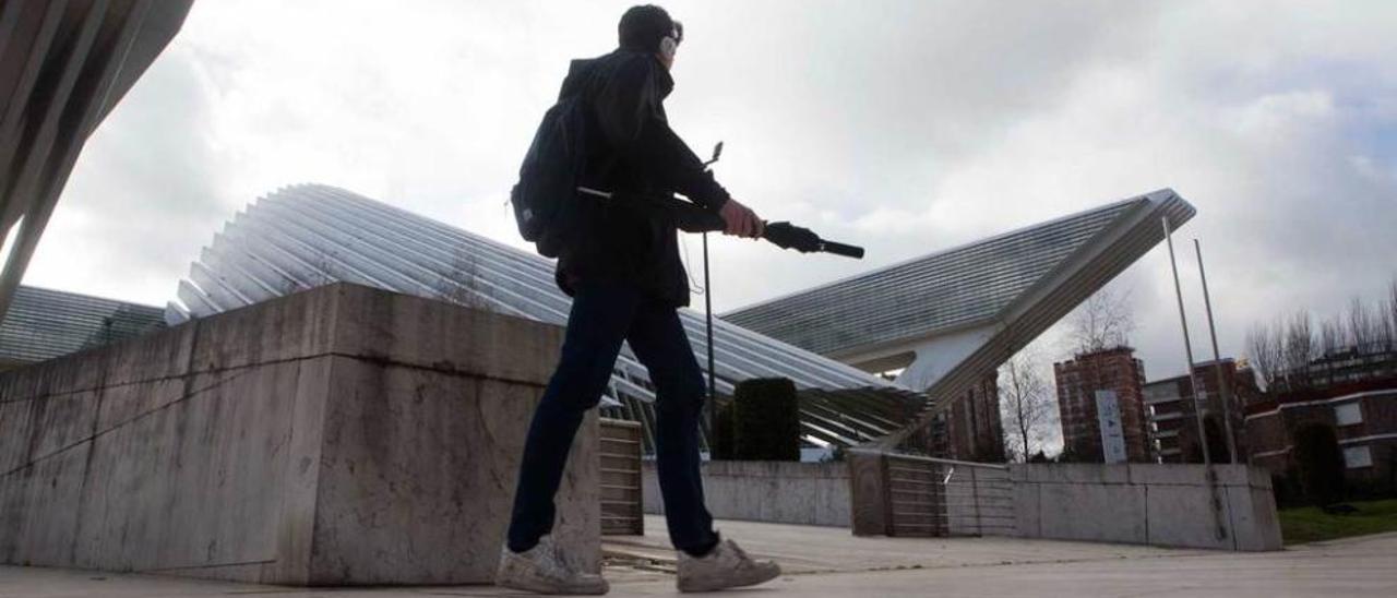 Un viandante pasa junto a una de las entradas del Calatrava.