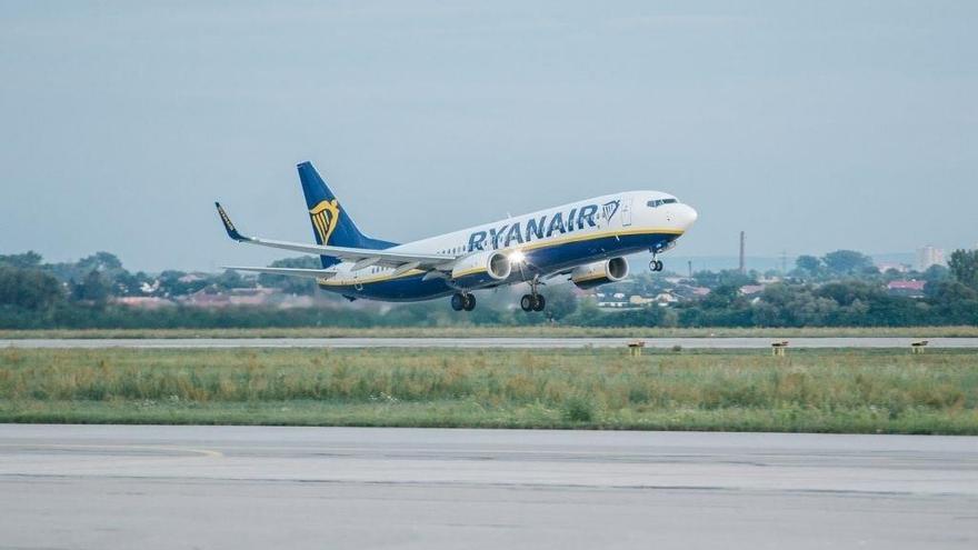 Un avión de Ryanair despega del aeropuerto El Altet de Alicante