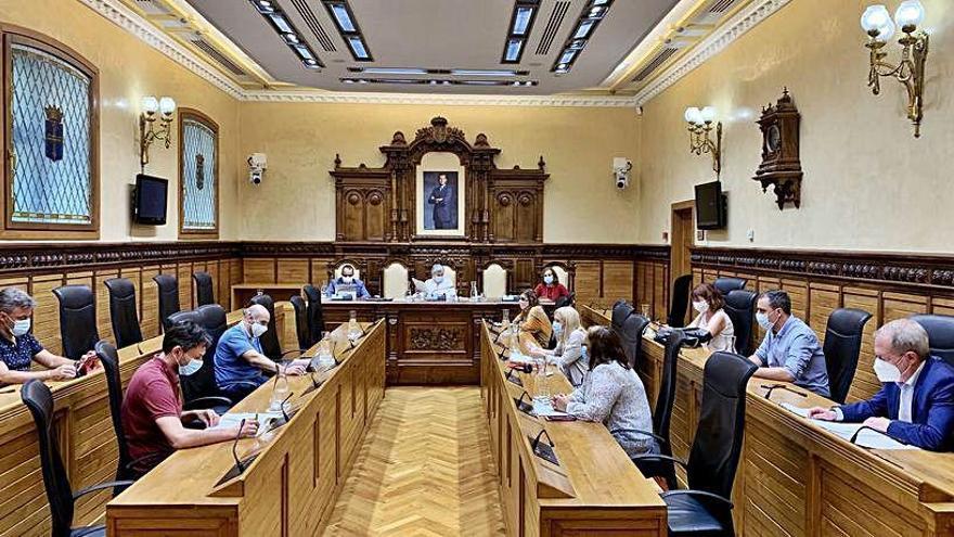 Asistentes a la Junta de Gobierno, ayer, en el salón de plenos.