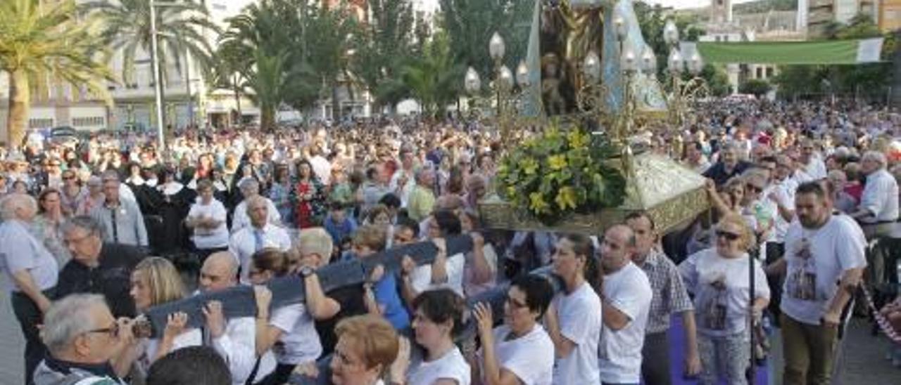 Imagen de la Virgen Peregrina en Sagunt, poco antes del inicio de la misa de campaña.