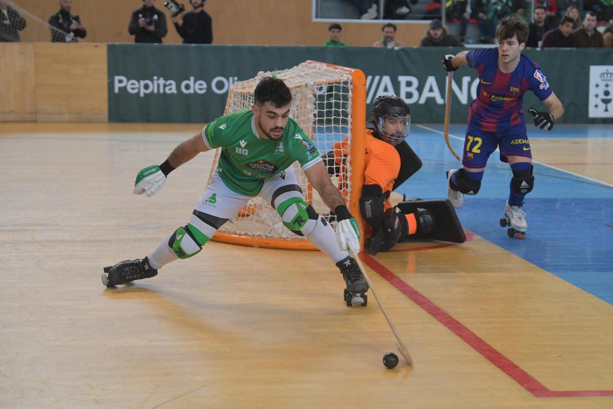 Bruno Saavedra controla una bola frente al Barcelona.