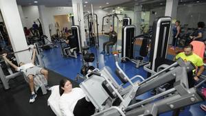 Gente realizando ejercicio físico en un gimnasio