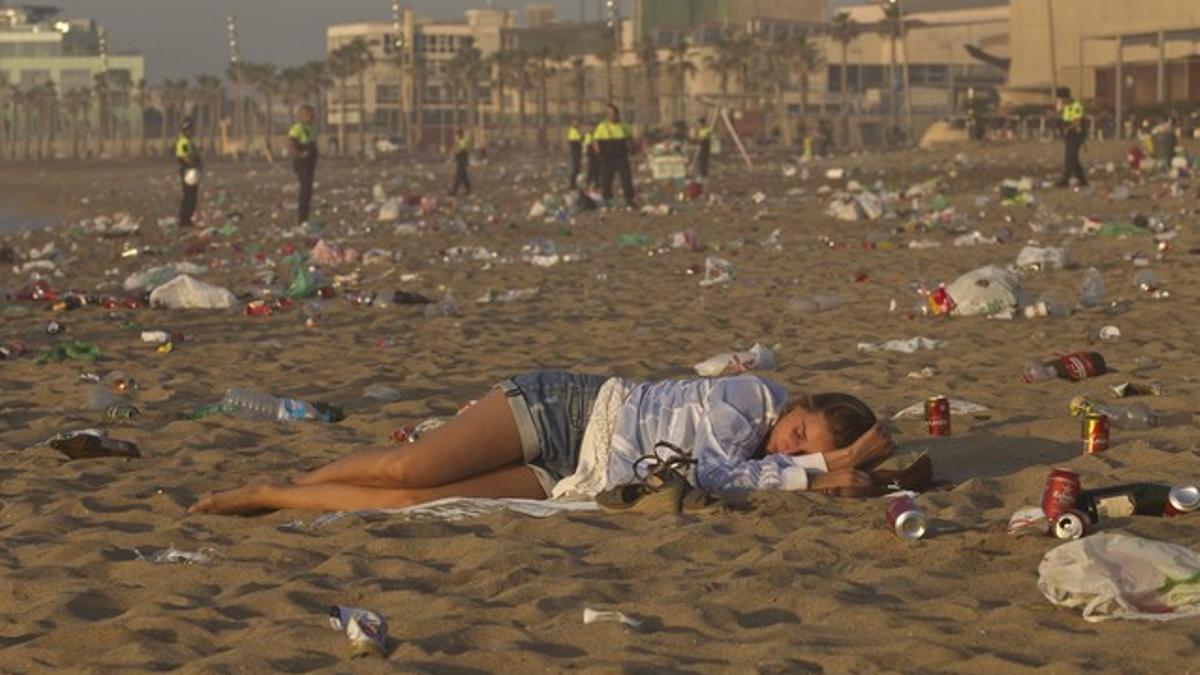 Desalojo de la playa de la Barceloneta tras la verbena de Sant Joan.