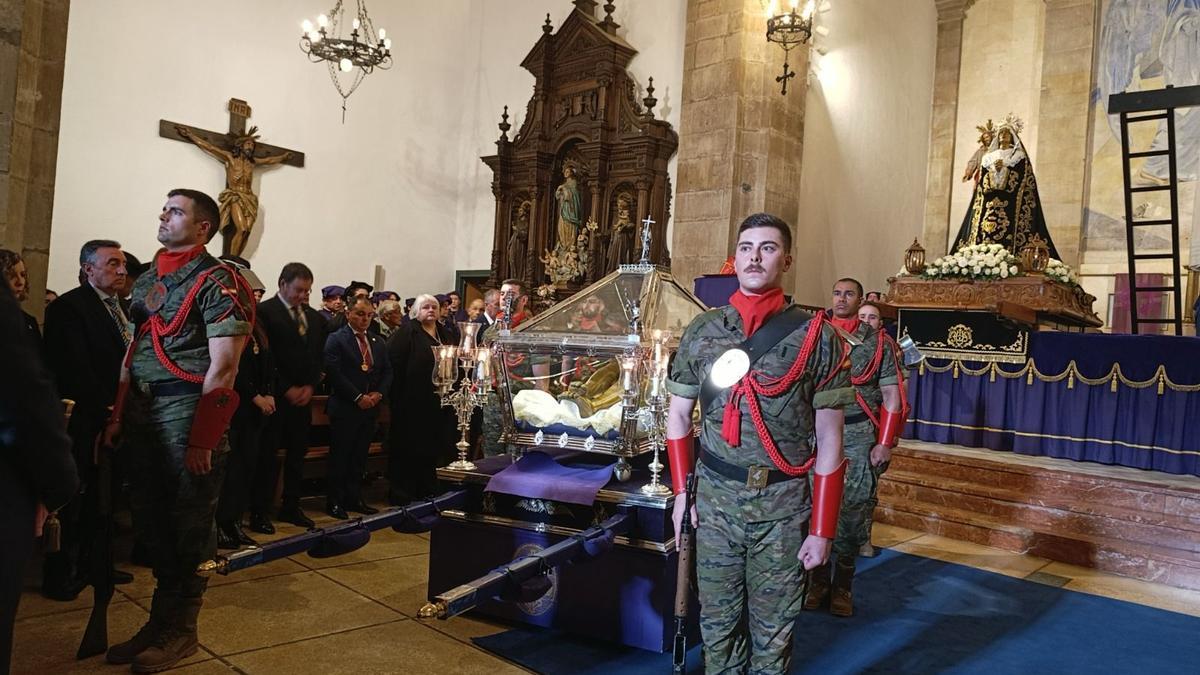 El Desenclavo y el Santo Entierro estremecen en Villaviciosa