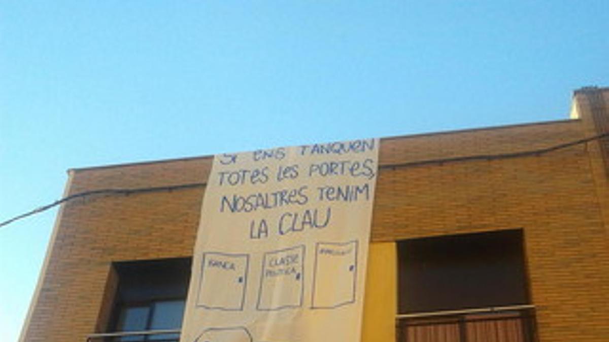 Una pancarta cuelga del bloque ocupado en Sabadell.