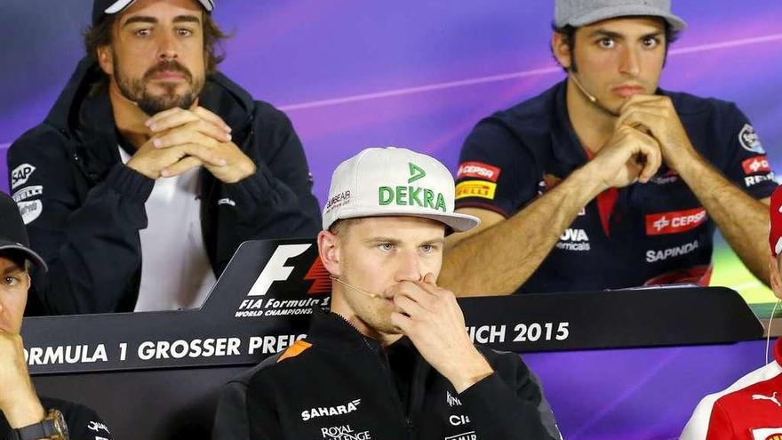 Fernando Alonso y Carlos Sainz en una rueda de prensa previa al Gran Premio de Austria 2015.