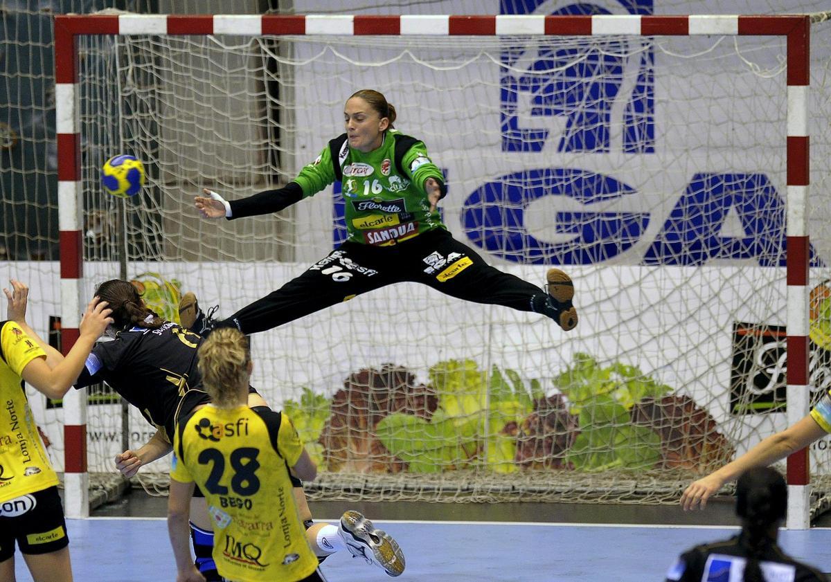 Silvia Navarro para un balón mientras jugaba competición europea con Itxako