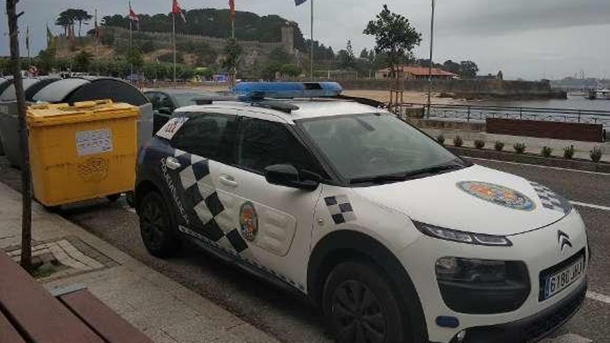 Un coche patrulla de la Policía Local en la Avenida Elduayen. // FdV