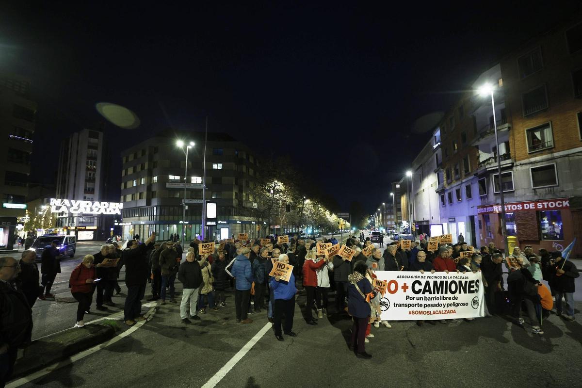 La última manifestación del 2025 contra el tráfico pesado por Príncipe de Asturias, en imágenes
