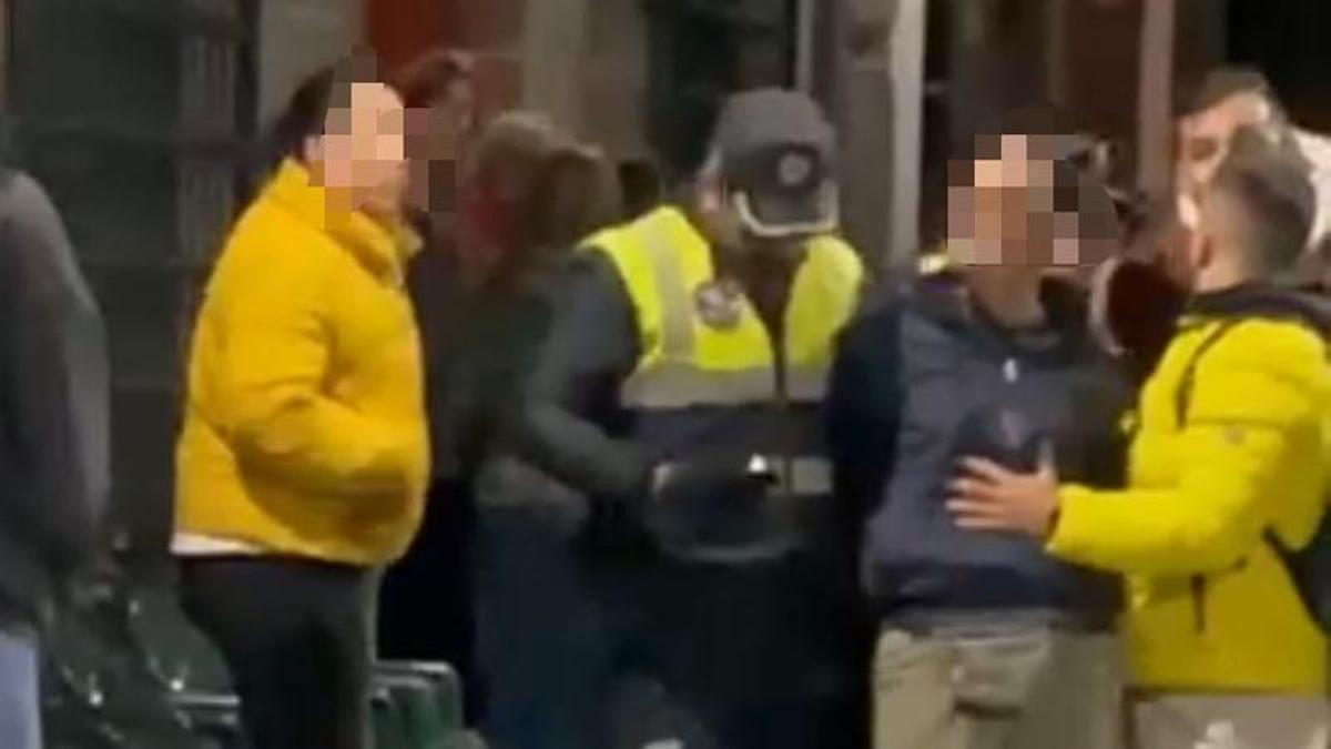 El detenido, llevado por los agentes, anoche en Cieza