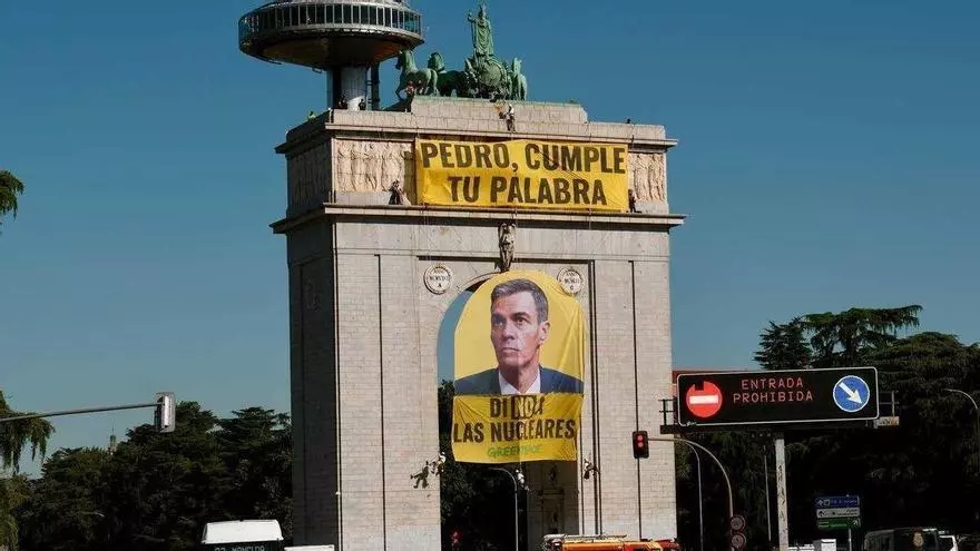 Greenpeace pide a Sánchez que diga no a las nucleares con una pancarta en Madrid