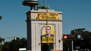 En libertad con cargos los activistas de Greenpeace que desplegaron una pancarta en Madrid por la central de Almaraz