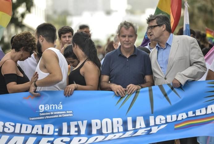 LAS PALMAS DE GRAN CANARIA A 24/06/2017. Este 2017 el lema del orgullo está vinculado a la demanda de la Ley de Igualdad LGTBI que combata los flecos pendientes para la igualdad legal y real. La manifestación discurrió por la avenida de Mesa y López hasta Santa Catalina. FOTO: J.PÉREZ CURBELO