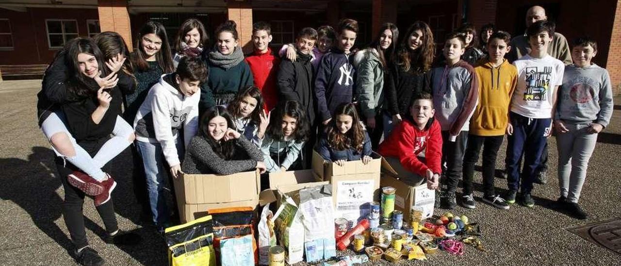 Alumnos del Instituto de Piedras Blancas con el material recogido, ayer en el centro de El Villar.