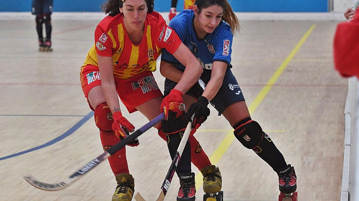 Julia Cabanas presiona a Anna Casarramona en el partido entre el Borbolla y el Manlleu. |  // CARLOS PARDELLAS