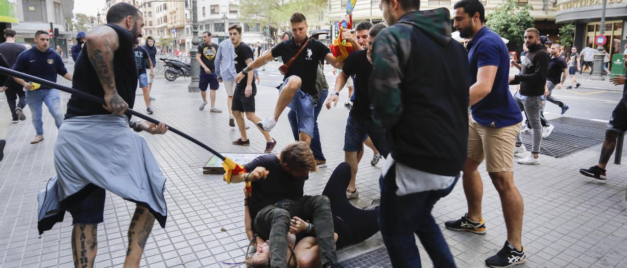 Una de las agresiones de los ultraderechistas a una pareja de manifestantes del 9 d&#039;Octubre de 2017, en la avenida del Oeste.