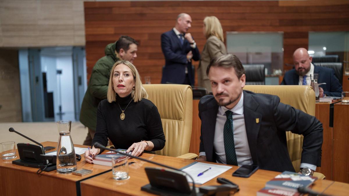 María Guardiola y Abel Bautista, en el pleno de la Asamblea de Extremadura.