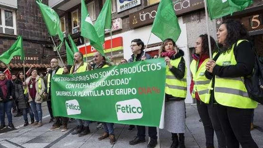Protesta de los trabajadores de Dia, ayer, en Oviedo.