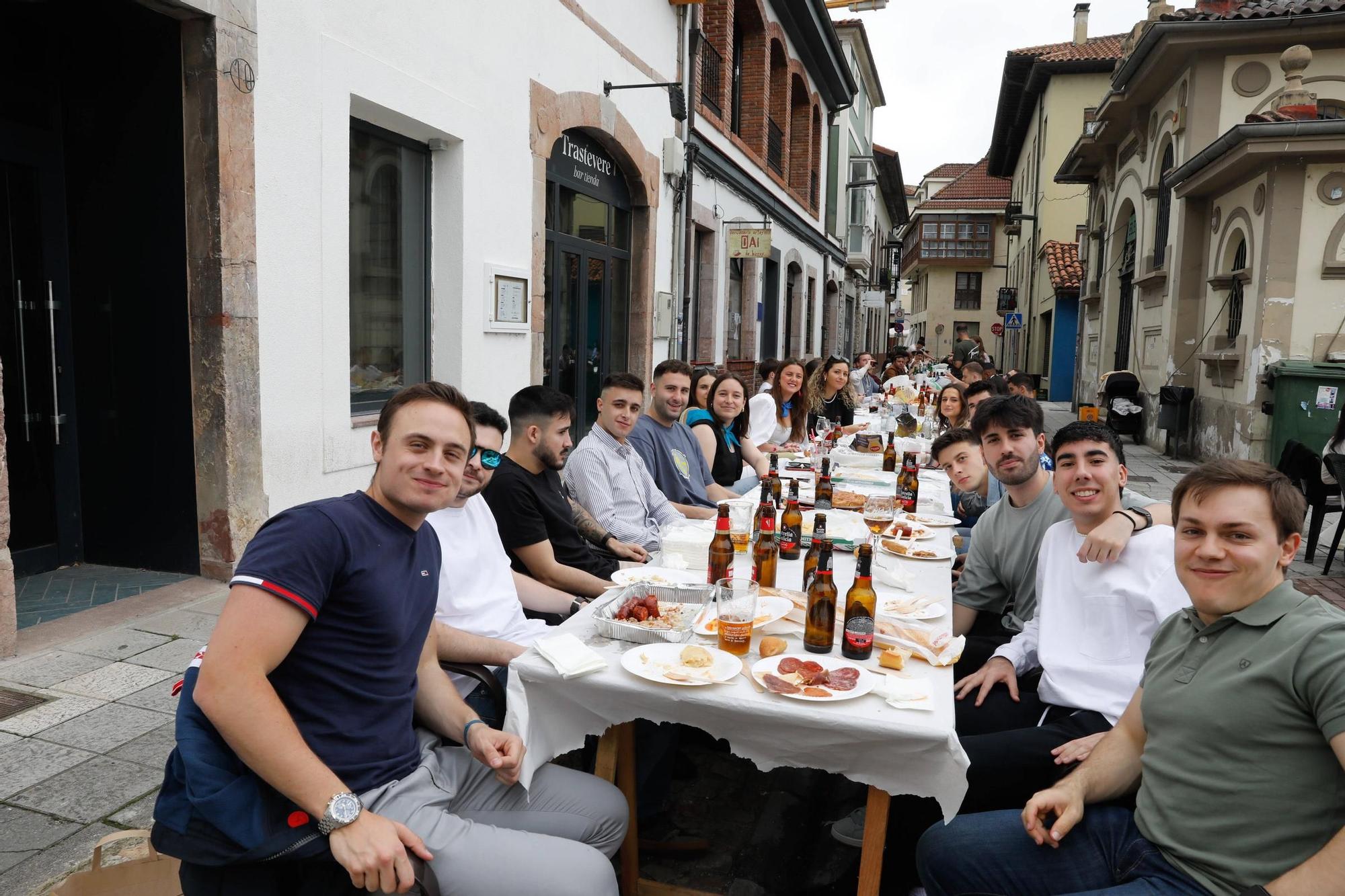 Grado abre boca para Santiago con la comida en la calle