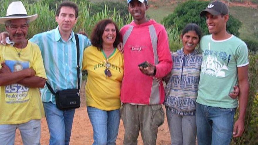 El geólogo alicantino, segundo por la izquierda, con varios amigos.