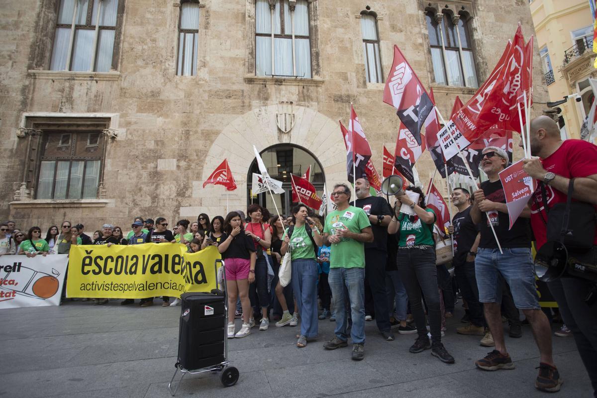 VLC Huelga educativa 23M. Manifestación por una educación pública y en Valencià. Salida del Parterre, parada en Les Corts y llegada al Palau de la Generalitat
