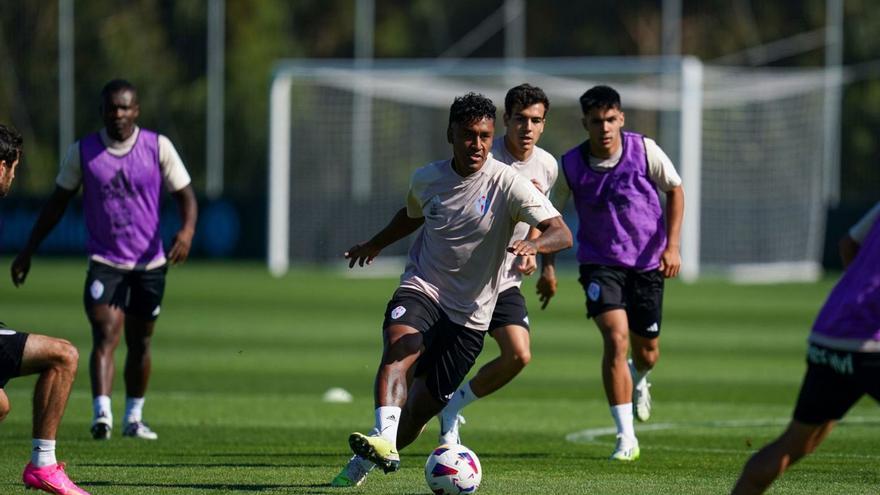 Renato Tapia conduce el balón en el entrenamiento de ayer en Afouteza. // RCCV