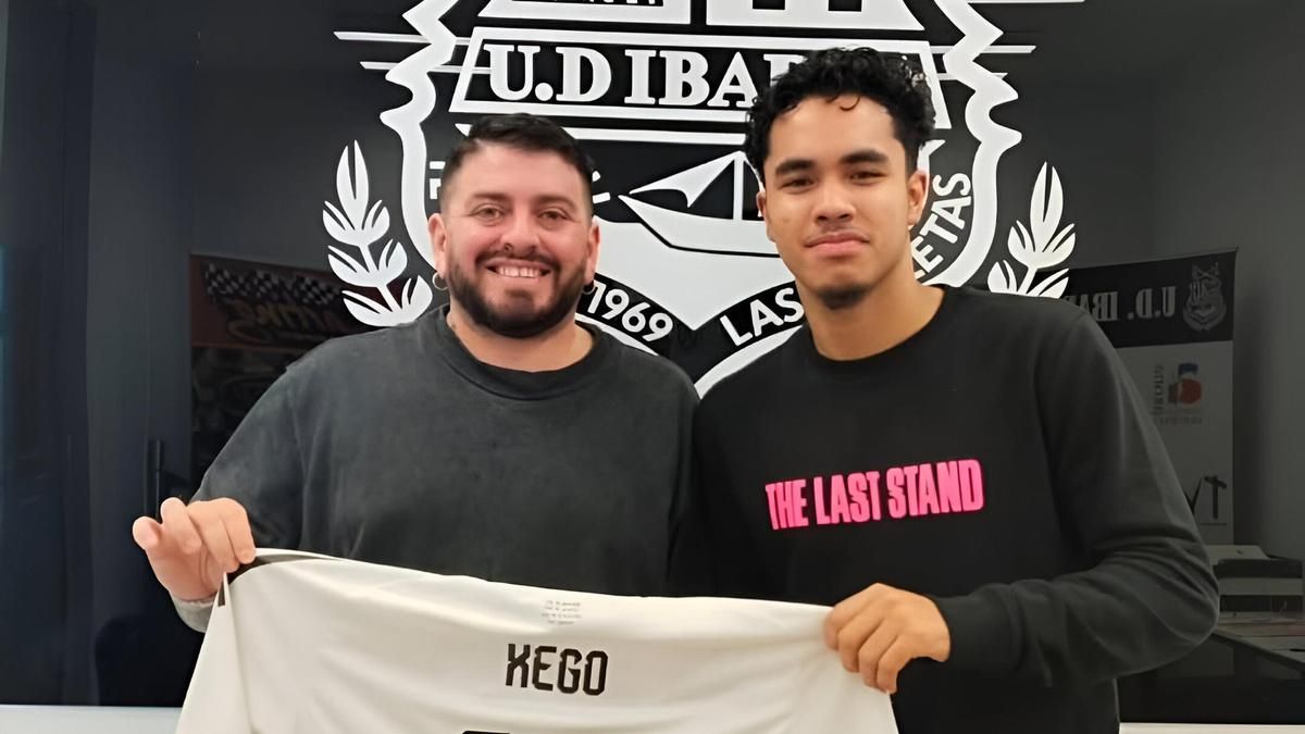 Diego Maradona Jr. (i) y Kevin González Kego posan con la camiseta de la UD Ibarra.