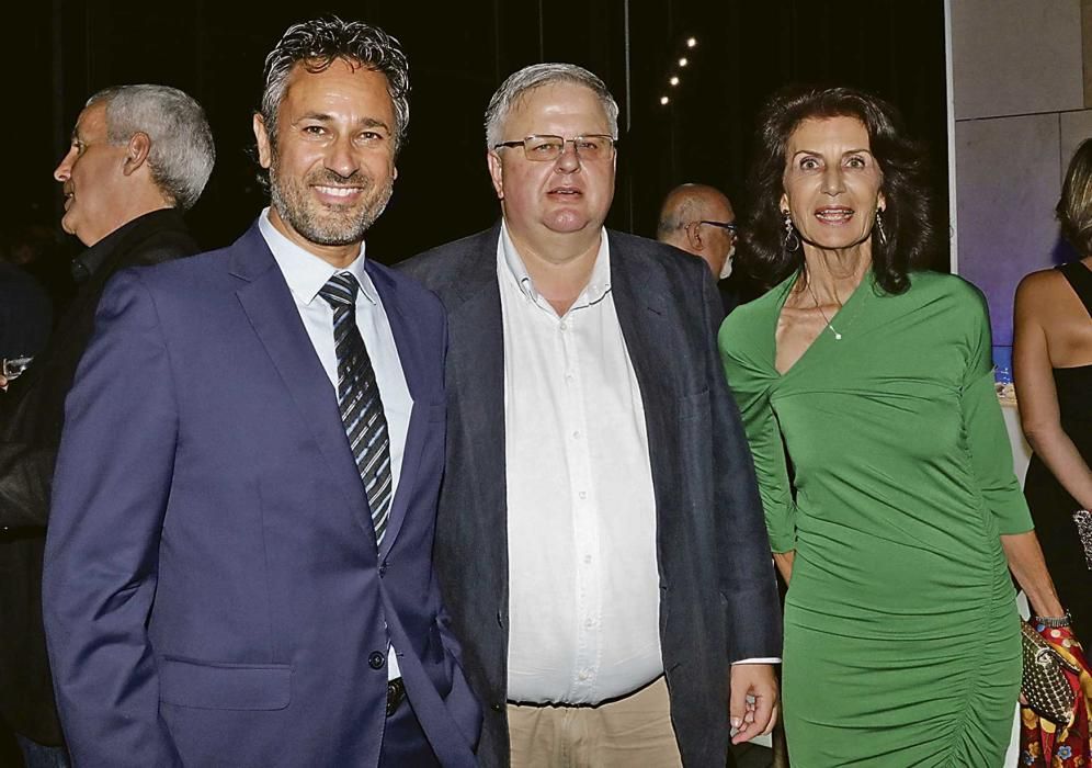 Gabriel Mulet, de Coca-Cola, junto a los presidentes de la federación balear de transporte y de la patronal CAEB, Rafael Roig y Carmen Planas, respectivamente.