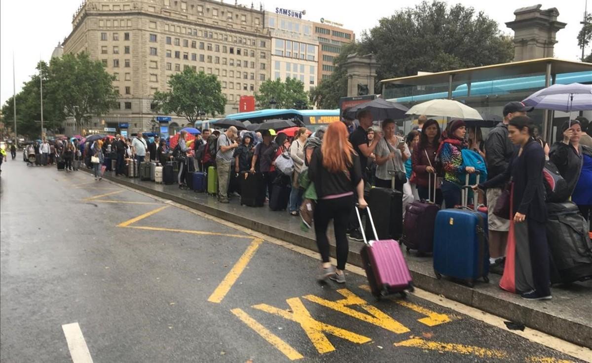 Afectados por la huelga de taxis, se ven obligados a coger el Aerobús para llegar al aeropuerto.