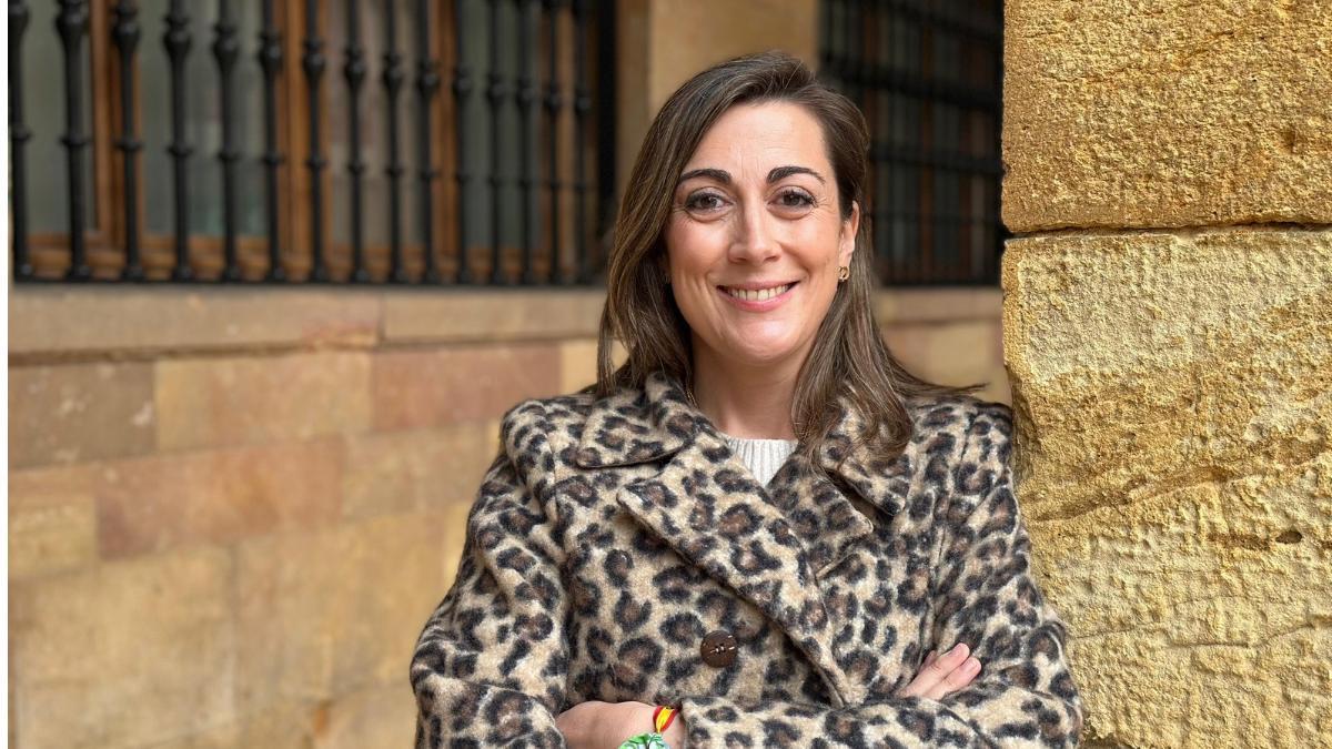 Sonsoles Peralta en los soportales del Ayuntamiento de Oviedo.