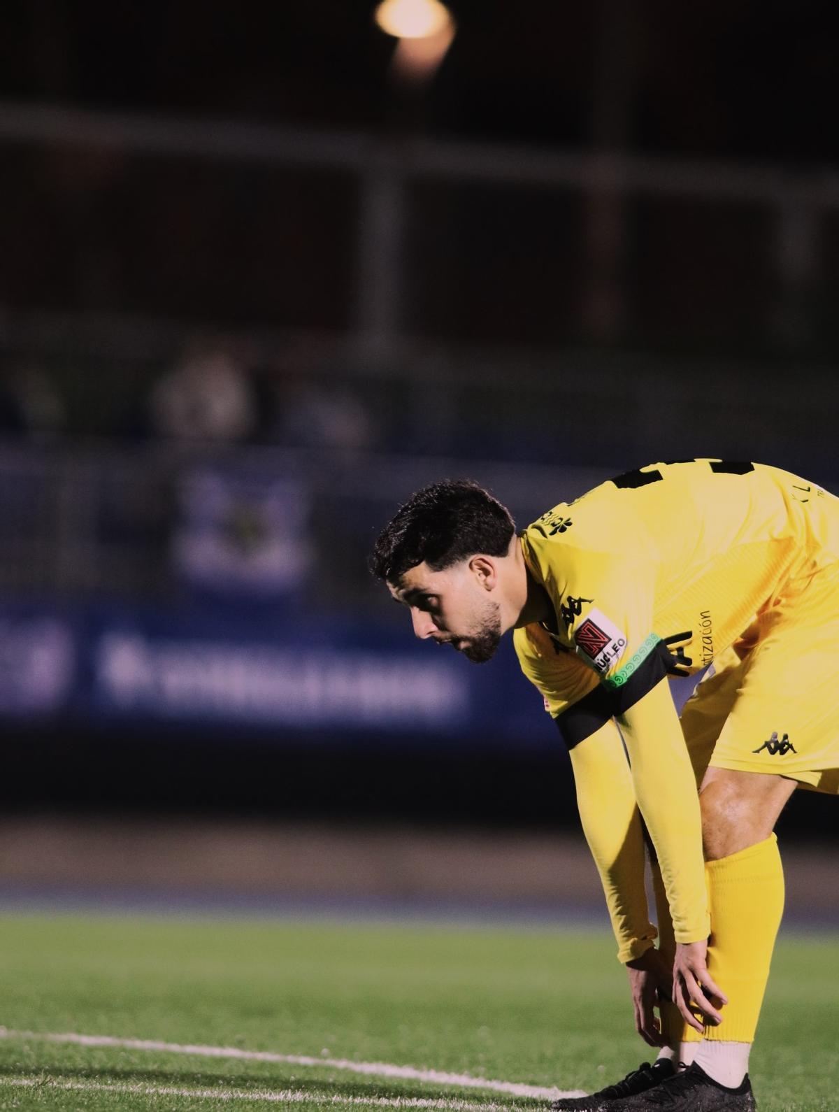 Mehdi Puch realiza estiramientos durante un patido de liga para minimizar el riesgo de lesión.