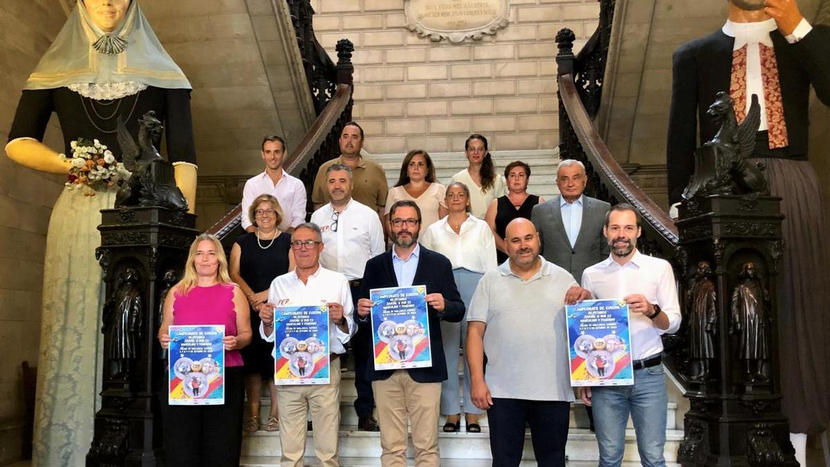 Los organizadores del Campeonato de Europa y Ciutat de Palma de petanca posan con el alcalde, José Hila.