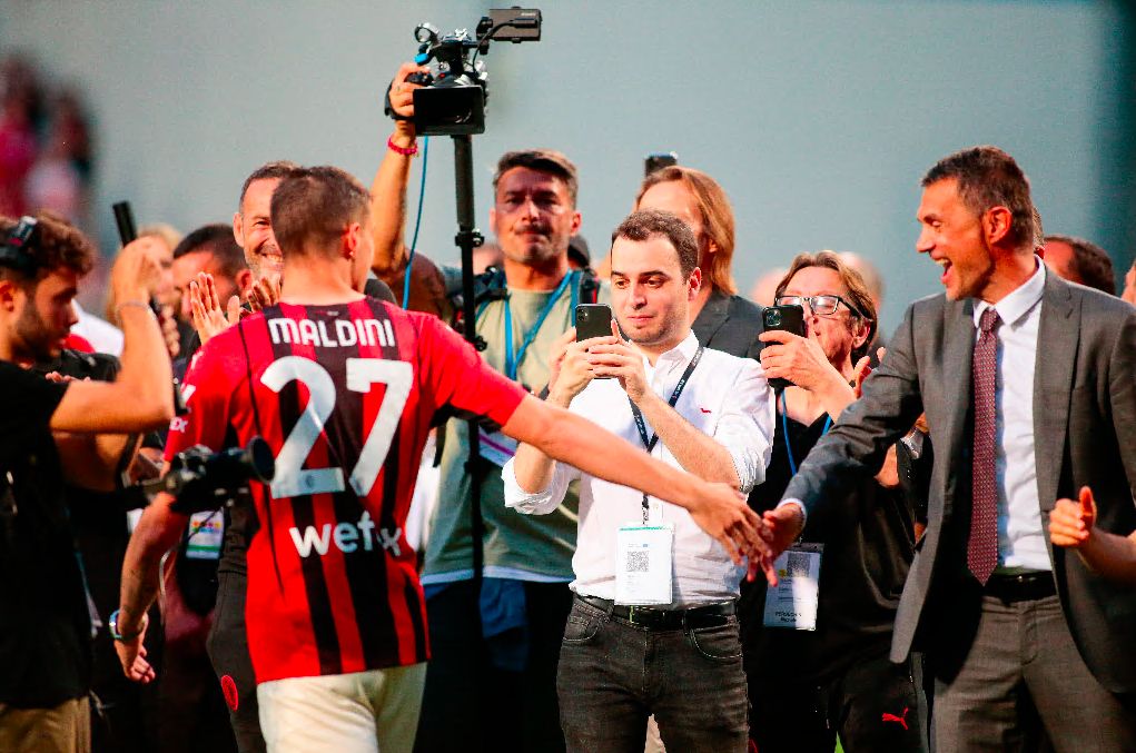 Daniel Maldini choca su mano con la de su padre Paolo.