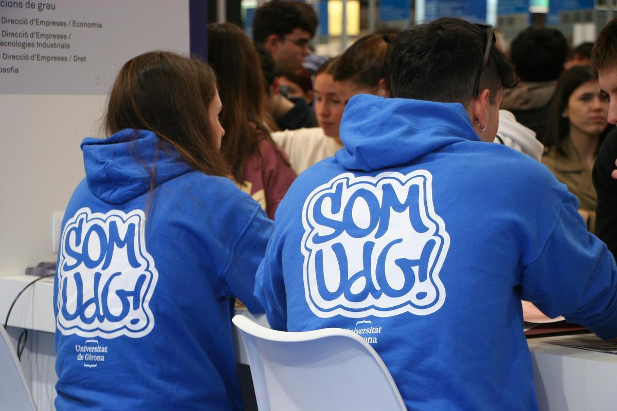 Atencions personalitzades que s’estan fent des d’avui a l’estand de la UdG al Saló de l’Ensenyament.