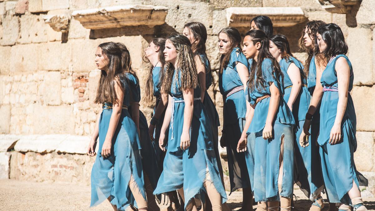 Alumnas del taller de teatro del IES Santa Eulalia representando a 'Las Suplicantes' en el Teatro Romano de Mérida.