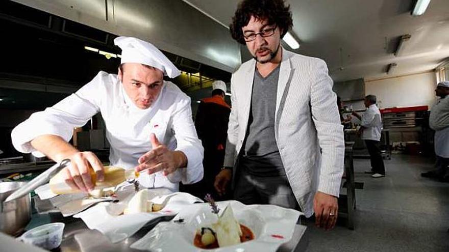 El chef Quique Dacosta, con uno de los concursantes.