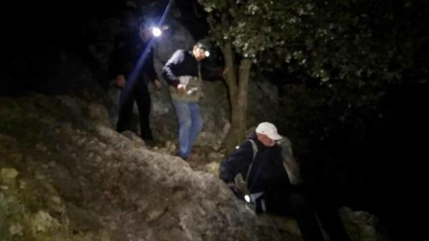 Imagen de los senderistas con sus rescatadores descendiendo el Puig Campana.