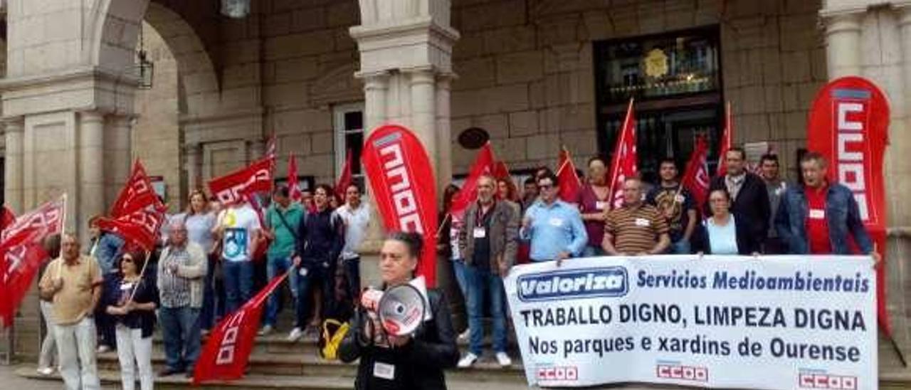 Trabajadores de Valoriza a la entrada del concello. // FdeV