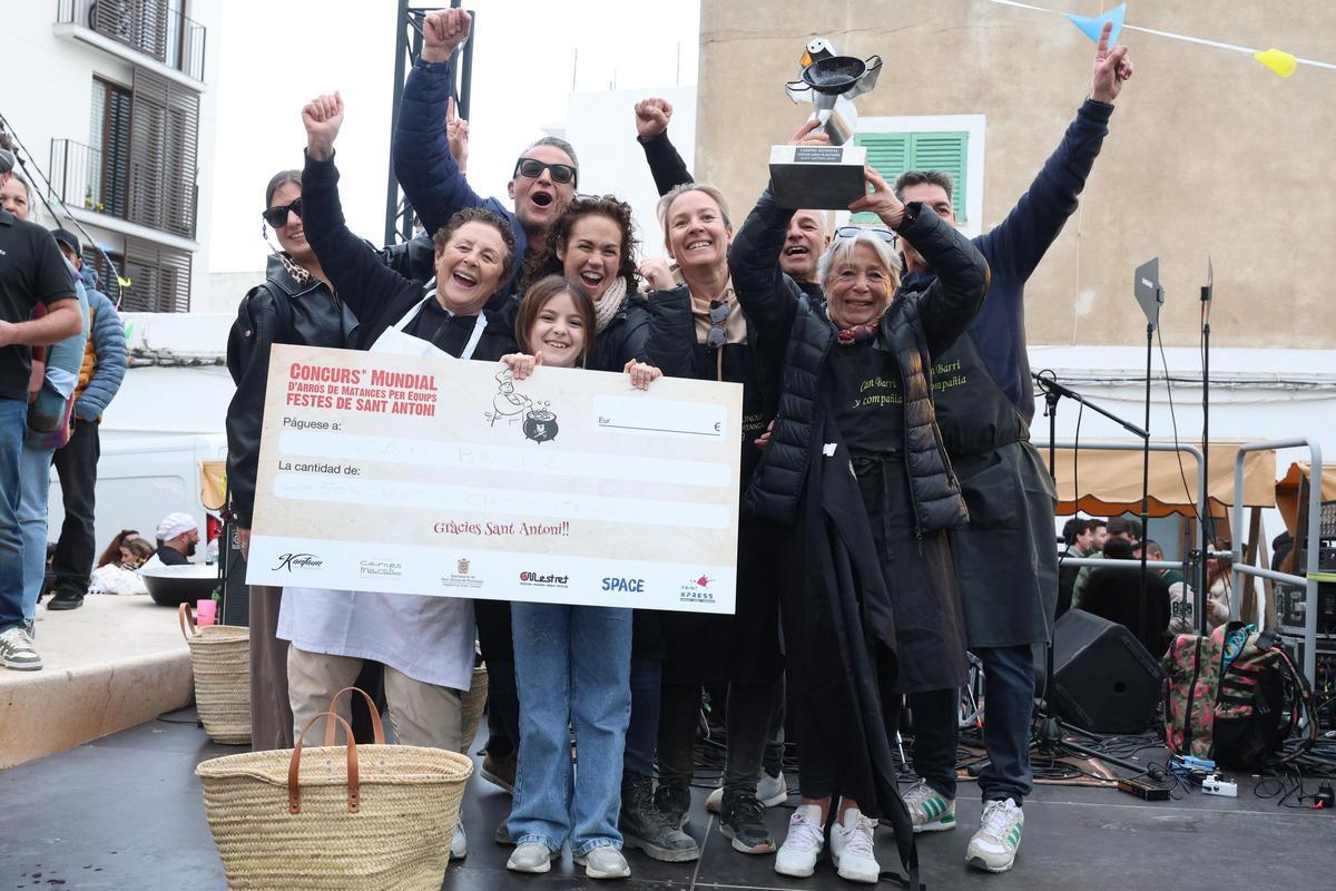Los campeones del Concurso Mundial de Arroz de Matanzas de Sant Antoni celebran el premio