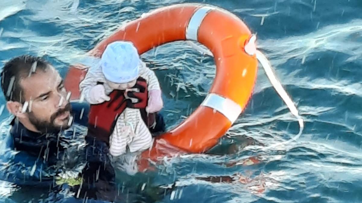 Ceuta  Guardias civiles del #GEAS y la #ARS salvan la vida de decenas de menores que llegaban  a #Ceuta por mar junto a sus familias.