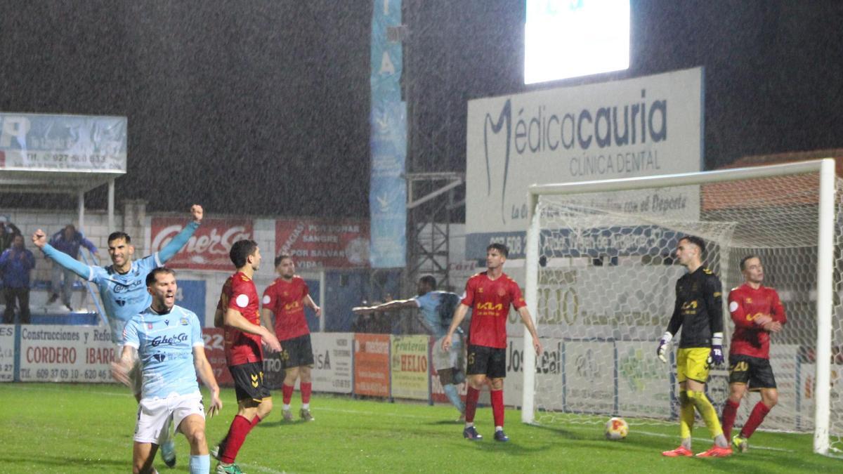Celebración del gol del Coria.