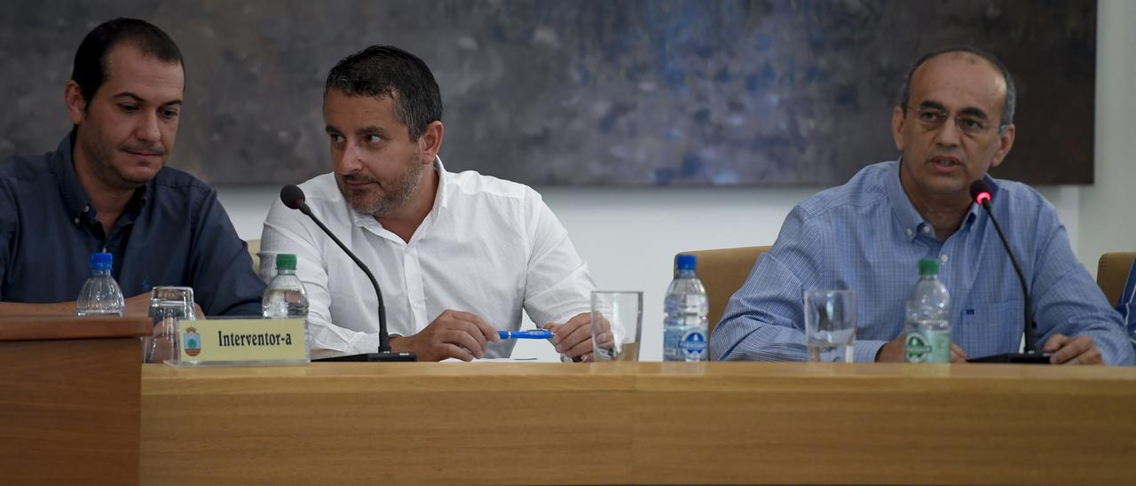 A la izquierda, Marcos Rufo y Sergio Vega durante un Pleno de Santa Lucía de Tirajana, junto a Manuel Hernández, edil de AV.