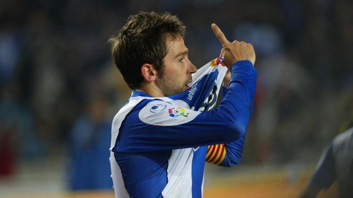 Raúl Tamudo se besa el escudo del espanyol tras marcar un gol al Barça en el 2007.