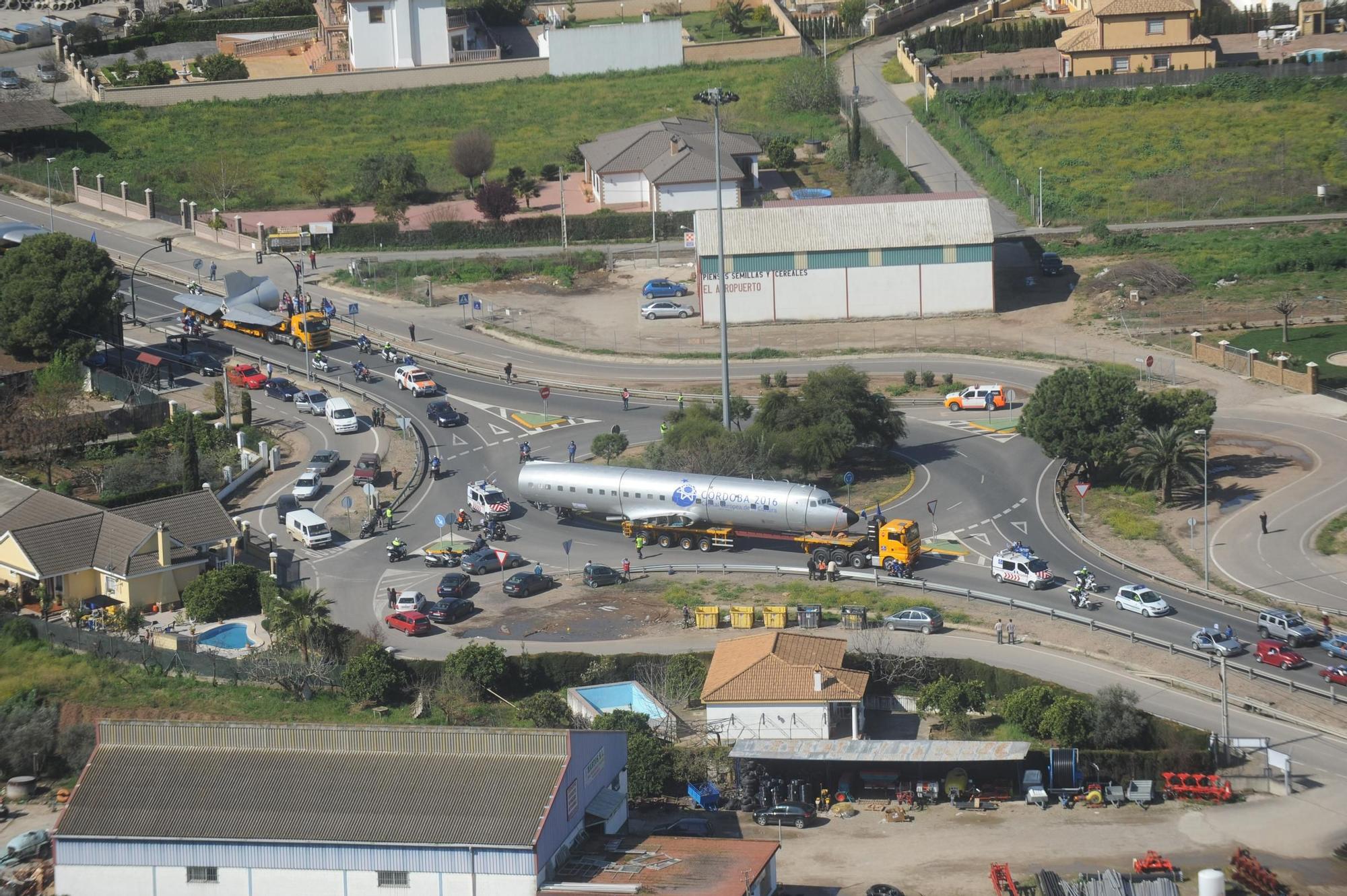 Así fue el multitudinario traslado del avión de Miraflores por el centro de Córdoba