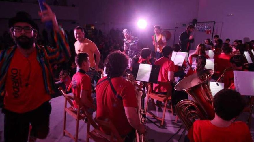 Actuación de Odaiko y la sección juvenil de la Artística, ayer, en Fontao. // Bernabé/Gutier