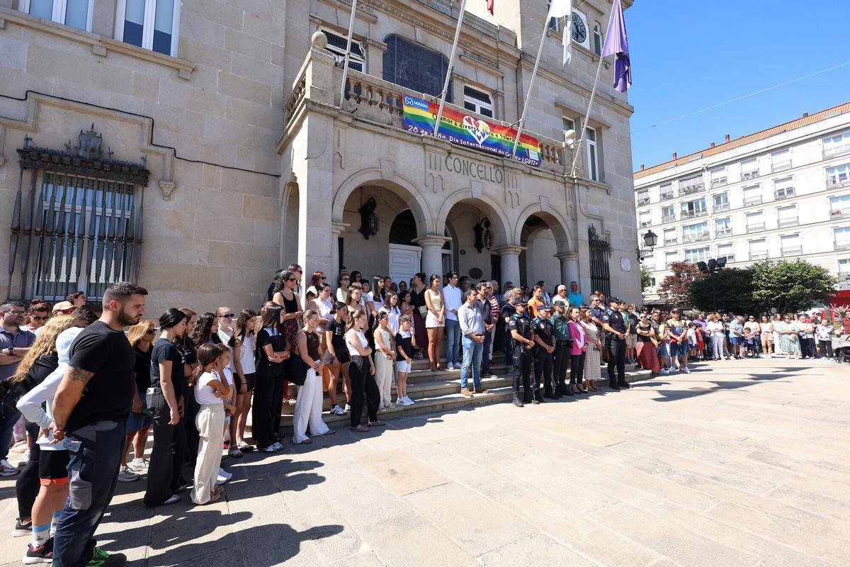 Más de un centenar de personas guardaron el minuto de silencio.